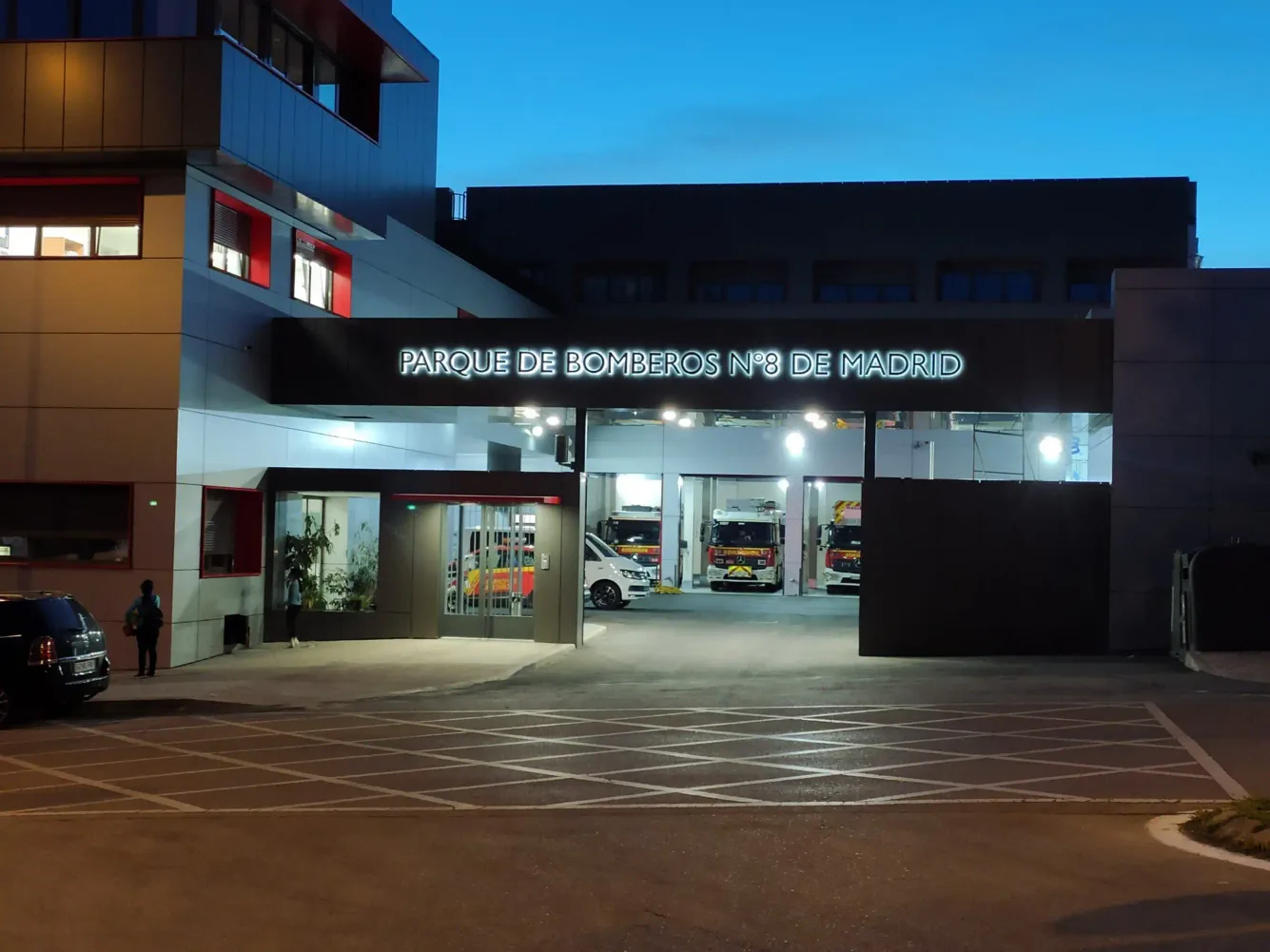 Rótulo luminoso fabricado e instalado en Madrid por Gavalmedia