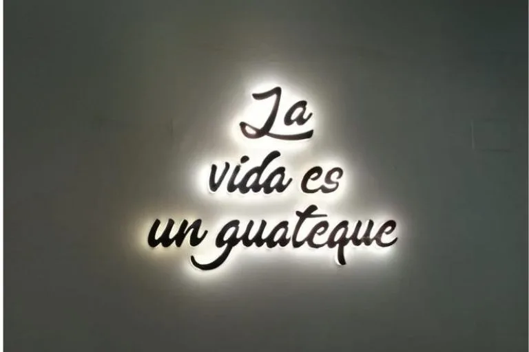 Rótulo luminoso programable en metacrilato