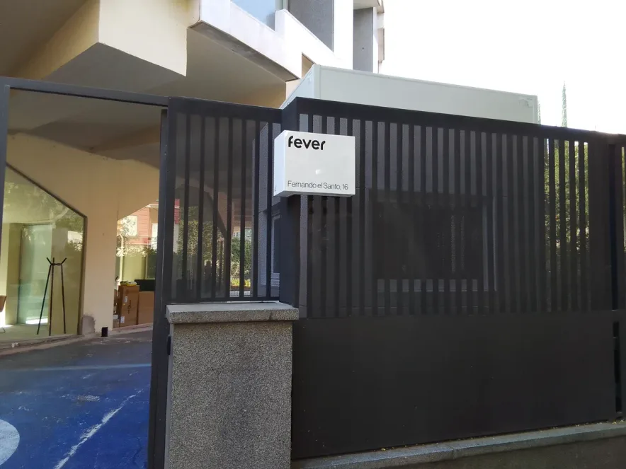 Caja de luz publicitaria para Fever en Madrid