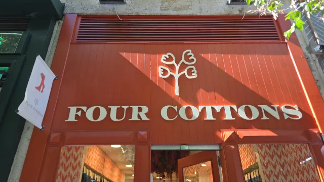 Letras corpóreas con logotipo sobre fachada de tienda en Madrid