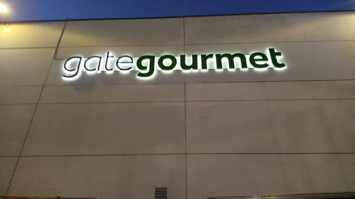 Rótulo luminoso de letras corpóreas retroiluminadas instalado en fachada en Madrid — Rótulos Gavalmedia