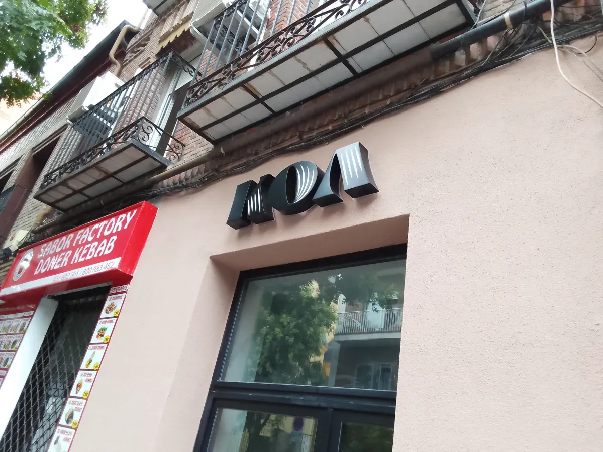 Letras corpóreas KOA instaladas en fachada en Madrid — Rótulos Gavalmedia
