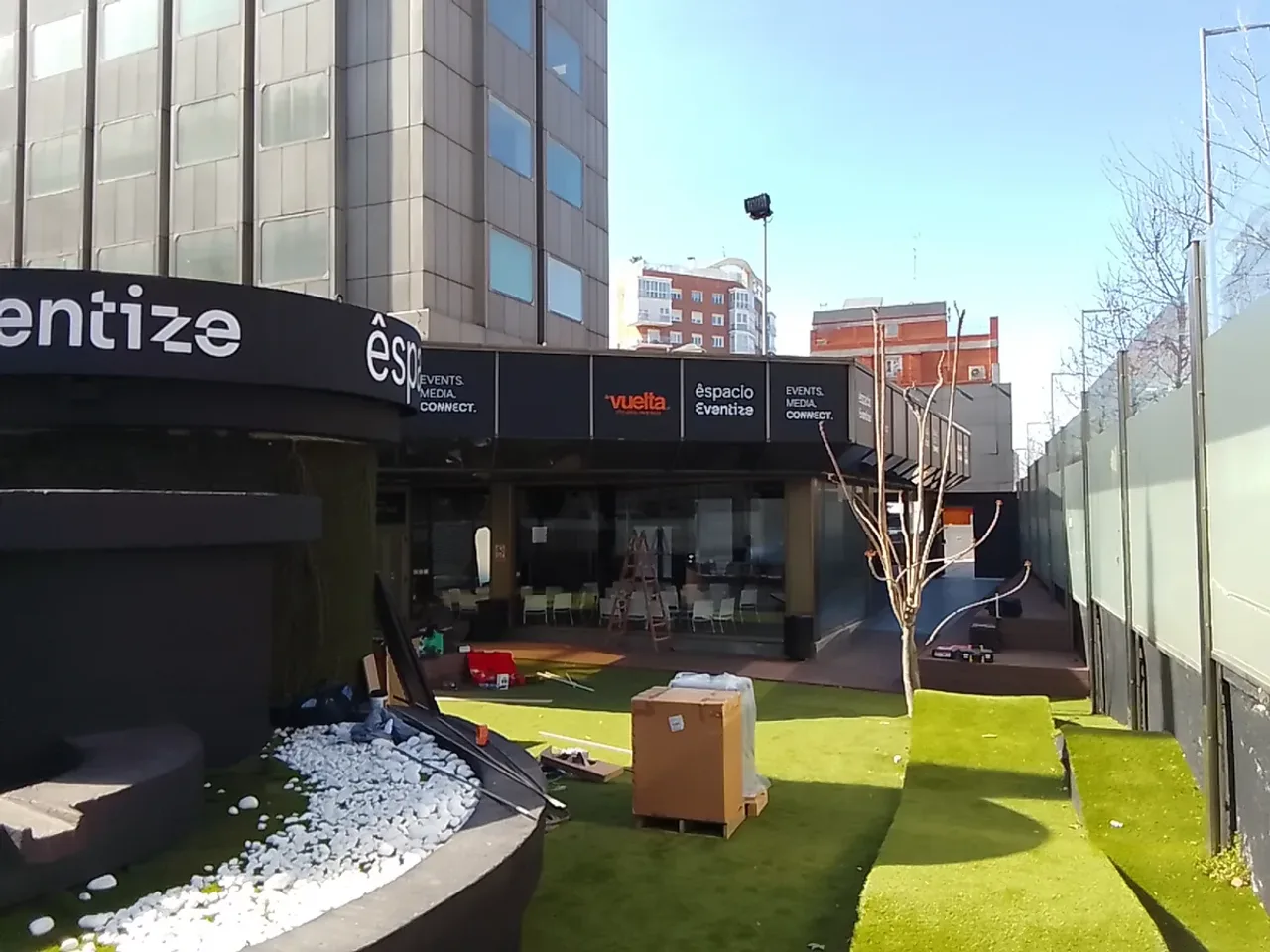 Instalación de banderola luminosa en fachada en Madrid