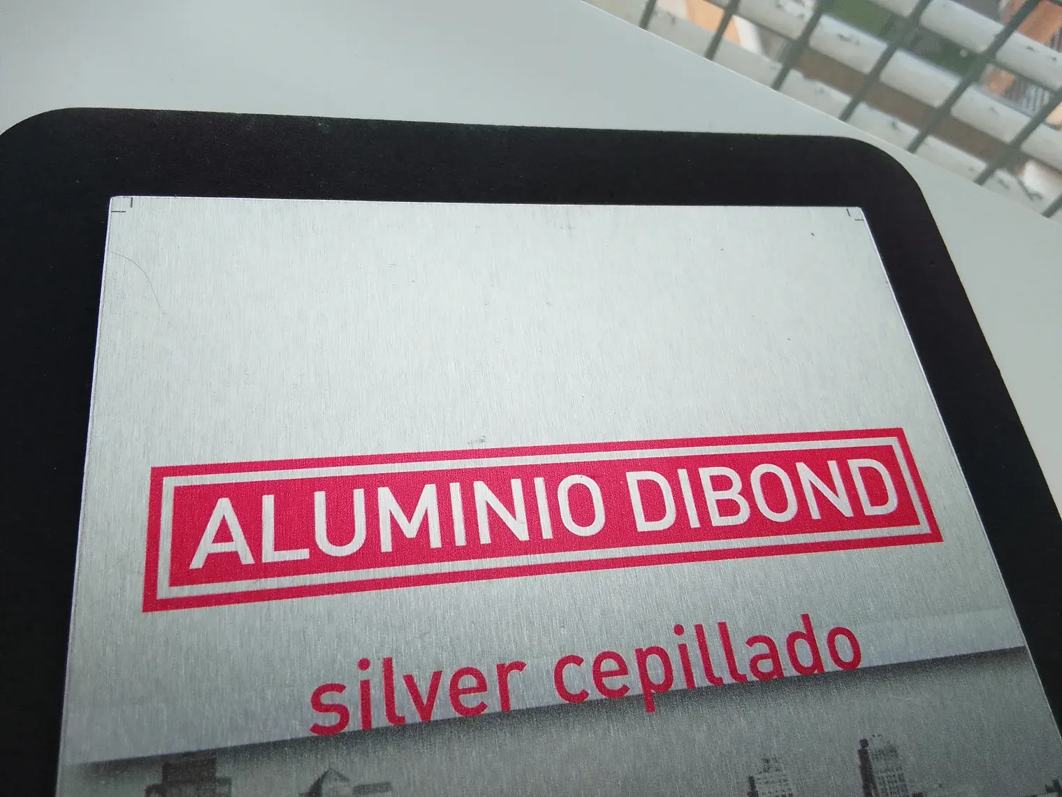 Muestra de panel composite de aluminio Dibond con acabado silver cepillado de 3 mm