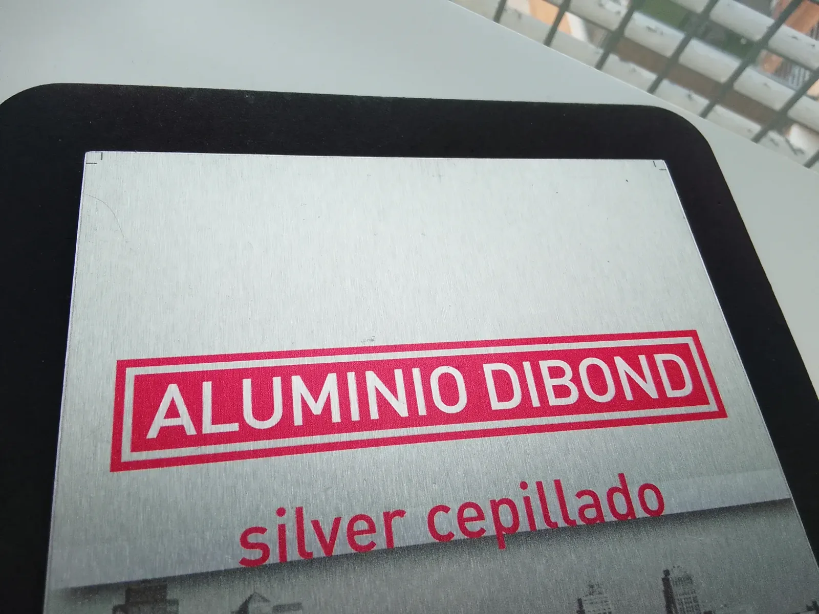 Muestra de panel composite de aluminio Dibond con acabado silver cepillado de 3 mm