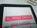 Muestra de panel composite de aluminio Dibond con acabado silver cepillado de 3 mm