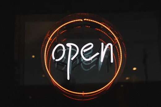 Rótulo luminoso "Open"