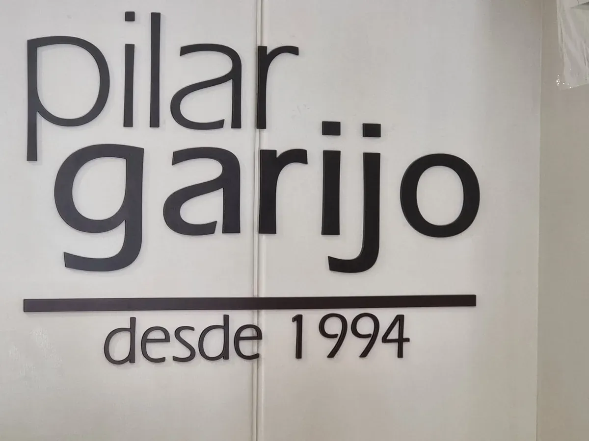 Letras corpóreas negras sobre fondo claro instaladas en Madrid — Rótulos Gavalmedia