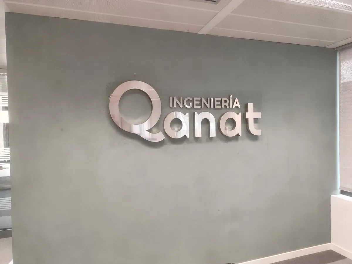 Letras corpóreas en acero inoxidable instaladas por Rótulos Gavalmedia en Madrid