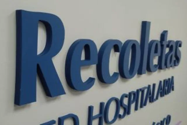 Letras corpóreas azules para centro hospitalario Recoletas
