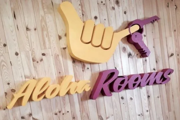 Letras corpóreas en una pared en Madrid