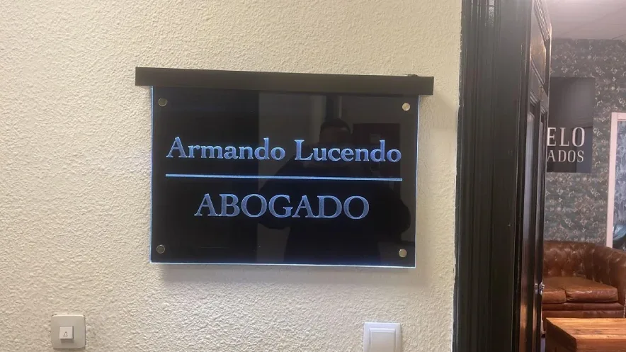 Caja de luz publicitaria para despacho de abogados en Madrid