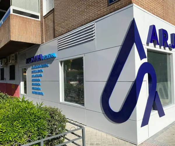 Rótulo de Gavalmedia para Arjona Dental