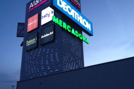 Rótulos luminosos en Madrid, en una torre de un centro comercial.